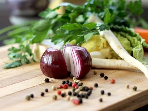 Étal de produits frais sur un marché